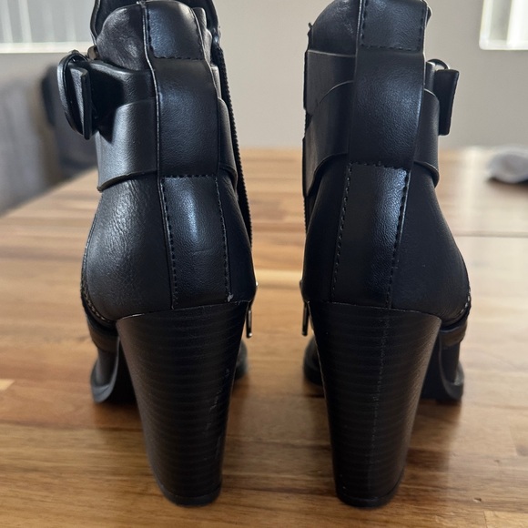 Women's Black Ankle Zip Boots size 6 - Picture 2 of 10